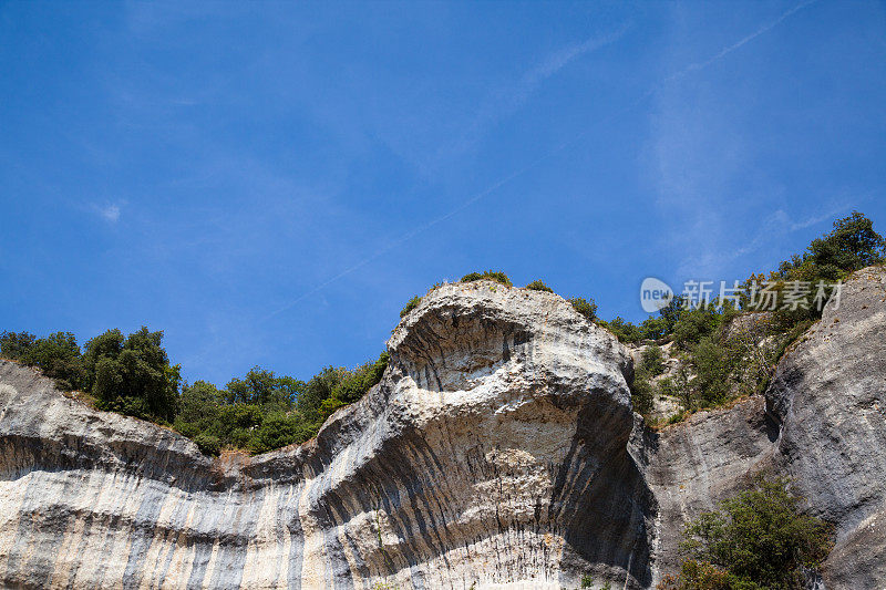 在法国的Les Eyzies Dordogne，蓝色的天空悬在石灰岩峭壁上